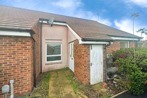 2 bed property, in Harrogate Court, £110,000