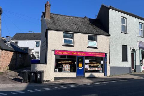 1 bed property, in High Street, £125,000