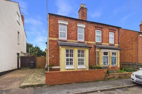 4 bed property, in St. Pauls Road, £300,000