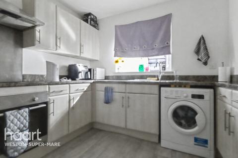 2 bed property, in Macfarlane Chase, £150,000