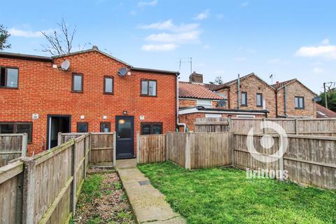 2 bed property, in No Upward Chain - Main Road, £130,000