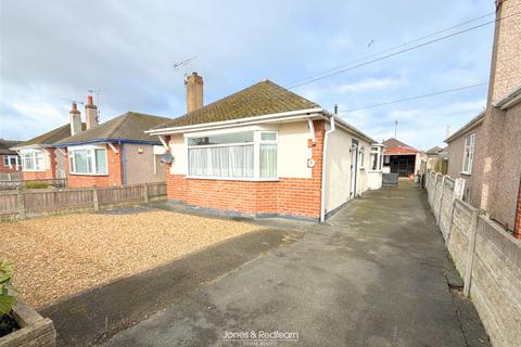 2 bed property, in Weaverton Drive, £195,000
