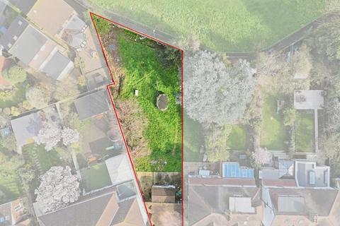 Land, in Buckingham Road, £700,000