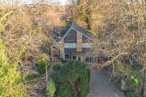 5 bed property, in St. Johns Close, £950,000