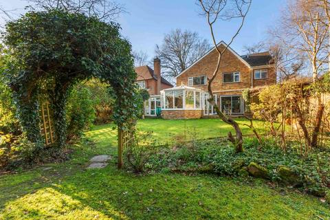 5 bed property, in St. Johns Close, £950,000