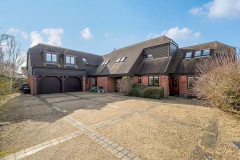 5 bed property, in High Street, £1,250,000