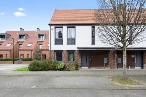 3 bed property, in Lotherington Mews, £350,000