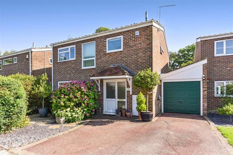 3 bed property, in Oak End, £600,000