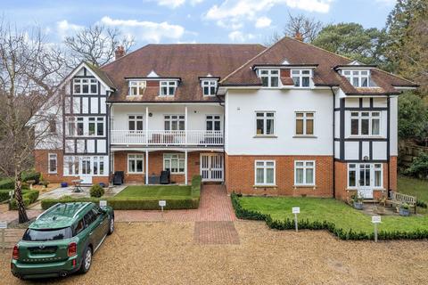 2 bed property, in Pembury Road, £375,000