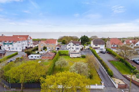 5 bed property, in St. Andrews Drive, £700,000