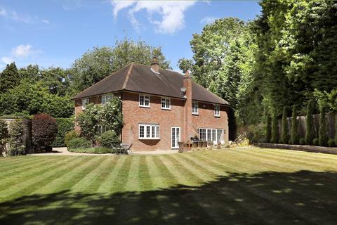 5 bed property, in Manor Road, £1,695,000