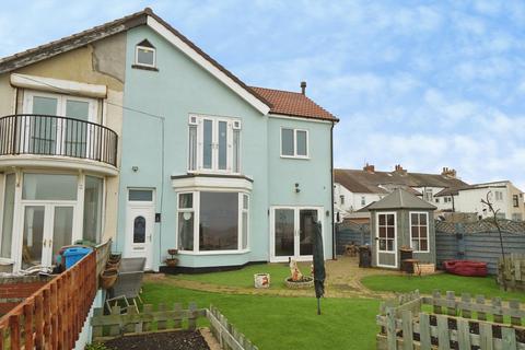 2 bed property, in The Promenade, £225,000