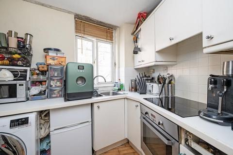 2 bed property, in Rosebery Court, £400,000