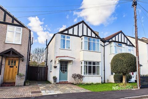 3 bed property, in Heatherside Road, £550,000