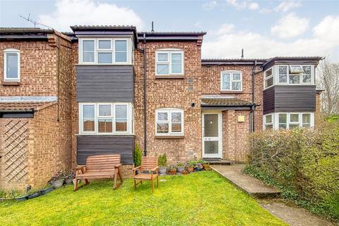 1 bed property, in Taylor Close, £255,000