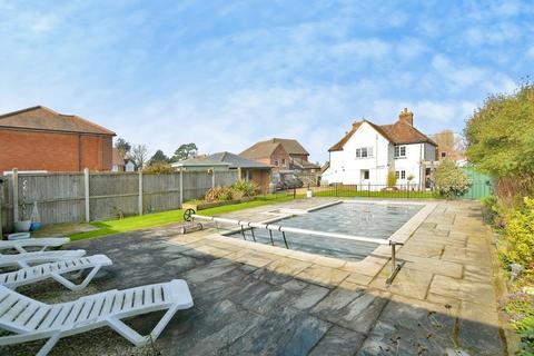 4 bed property, in Main Road, £617,500