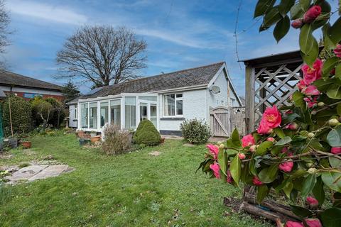 3 bed property, in Leaze Road, £295,000