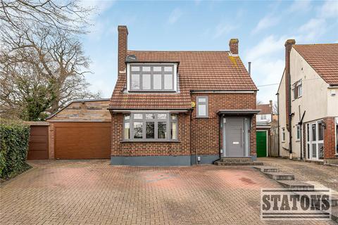 3 bed property, in Chauncy Avenue, £835,000