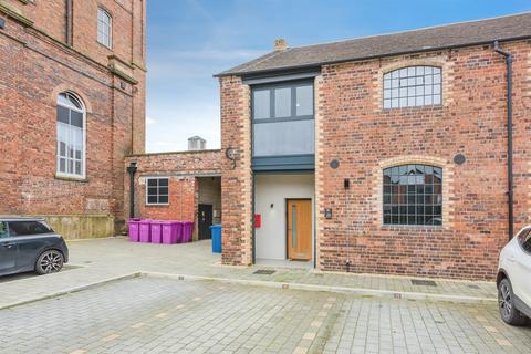 3 bed property, in Tolson Court, £225,000