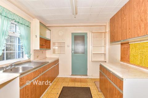 3 bed property, in Belmont Road, £180,000
