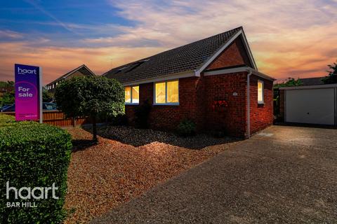 2 bed property, in Hollytrees, £325,000