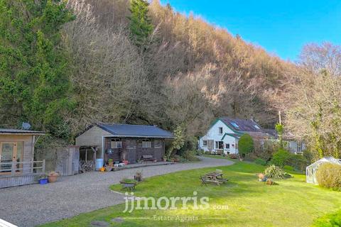 4 bed property, in Cwm Cou, £650,000