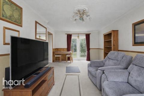 3 bed property, in Hornbeam Road, £520,000