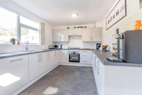 4 bed property, in Woodland Rise, £495,000