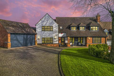 5 bed property, in Pine Leigh, £1,395,000