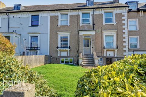 1 bed property, in Holmesdale Road, £195,000