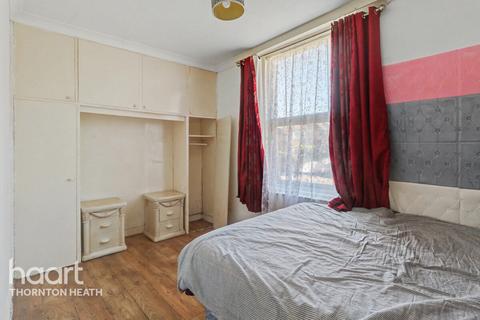 1 bed property, in Holmesdale Road, £195,000