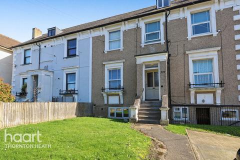 1 bed property, in Holmesdale Road, £195,000