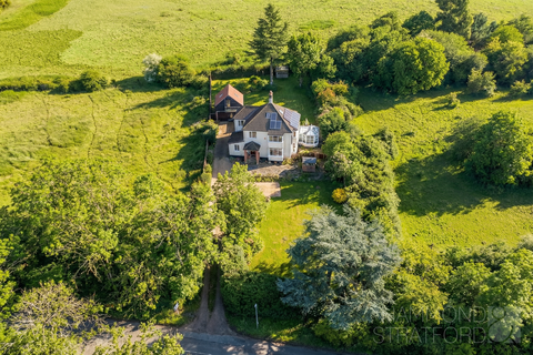 4 bed property, in Low Road, £725,000