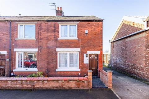 2 bed property, in Clarence Street, £130,000