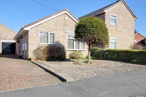 2 bed property, in Laurel Close, £185,000