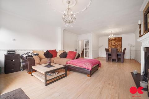 4 bed property, in Ardleigh Green Road, £800,000