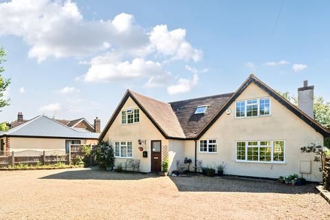 5 bed property, in Greenlands Lane, £1,095,000