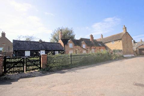 5 bed property, in Orchard Road, £525,000