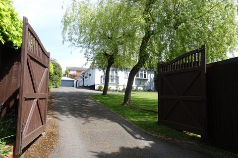 3 bed property, in Western Dene, £725,000