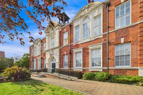 2 bed property, in Coggeshall Road, £200,000