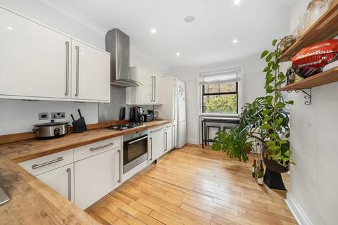 2 bed property, in Wiverton Road, £475,000