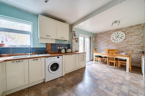 4 bed property, in Bishop Manor Road, £400,000