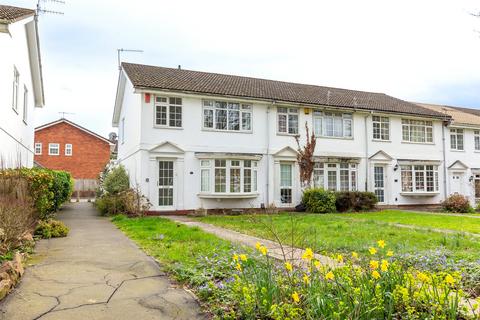3 bed property, in Hobhouse Close, £450,000