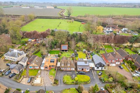 3 bed property, in The Quarries, £675,000