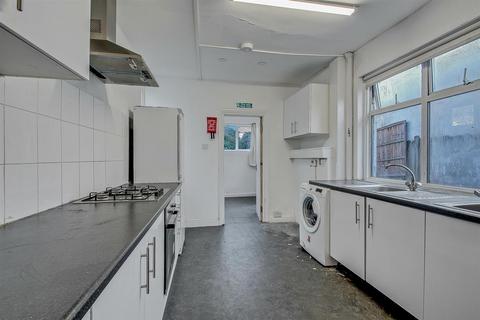 6 bed property, in Park Chase, £700,000