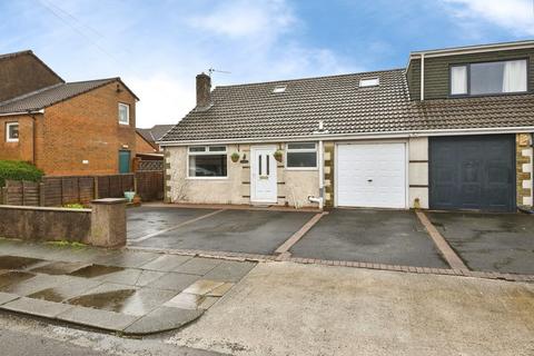 3 bed property, in Woodlands Drive, £195,000