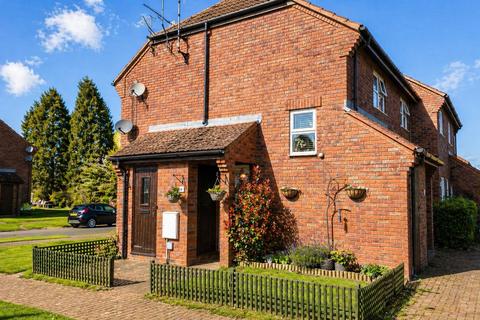 1 bed property, in Lincoln Close, £215,000