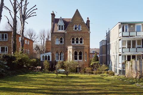 2 bed property, in Crescent Road, £850,000