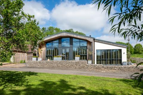 4 bed property, in Hanbury, £1,200,000