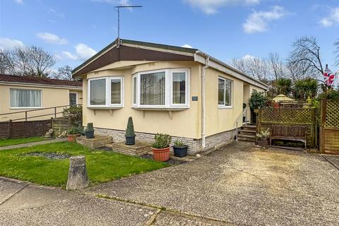 2 bed property, in Hook Lane, £125,000